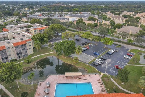 Condo in North Lauderdale, Florida, 2 bedrooms  № 1947787 - photo 2