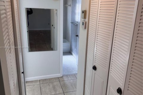 Condo in North Lauderdale, Florida, 2 bedrooms  № 1947787 - photo 9