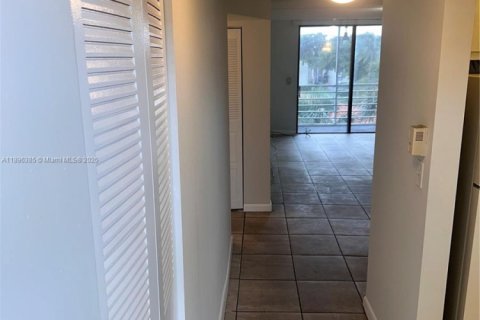 Condo in North Lauderdale, Florida, 2 bedrooms  № 1947787 - photo 5