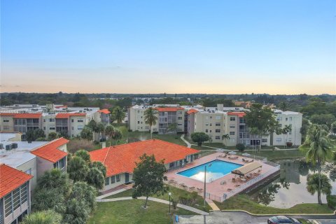 Condo in North Lauderdale, Florida, 2 bedrooms  № 1947787 - photo 4