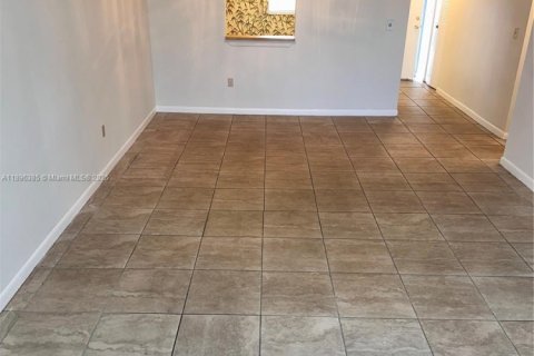 Condo in North Lauderdale, Florida, 2 bedrooms  № 1947787 - photo 8