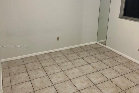 Condo in North Lauderdale, Florida, 2 bedrooms  № 1947787 - photo 12