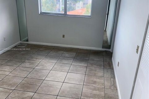 Condo in North Lauderdale, Florida, 2 bedrooms  № 1947787 - photo 10