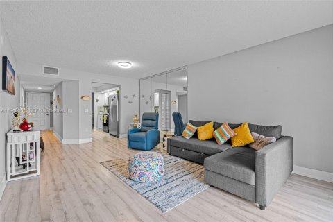 Купить кондоминиум в Пемброк-Пайнс, Флорида 2 спальни, 97.73м2, № 2002340 - фото 7