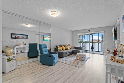 Купить кондоминиум в Пемброк-Пайнс, Флорида 2 спальни, 97.73м2, № 2002340 - фото 4