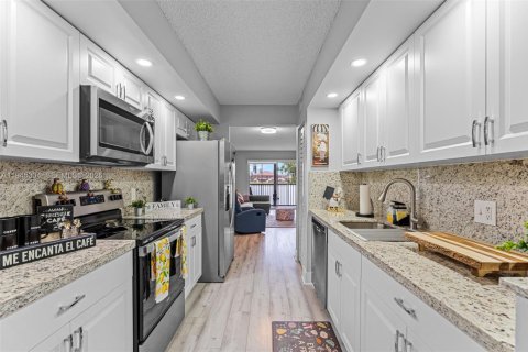 Купить кондоминиум в Пемброк-Пайнс, Флорида 2 спальни, 97.73м2, № 2002340 - фото 11