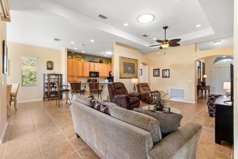House in Oxford, Florida 3 bedrooms, 174.47 sq.m. № 2389465 - photo 11