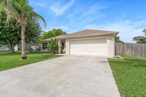 House in Port St. Lucie, Florida 4 bedrooms, 158.86 sq.m. № 2186768 - photo 2