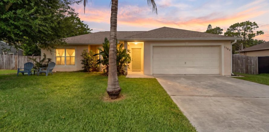 House in Port St. Lucie, Florida 4 bedrooms, 158.86 sq.m. № 2186768
