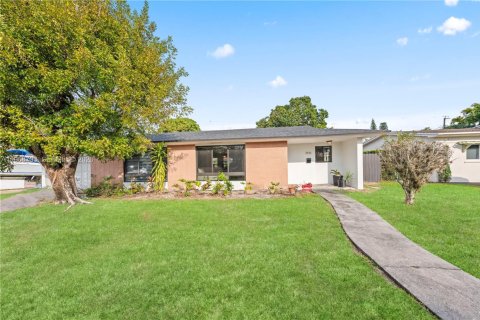 Casa en venta en Hialeah, Florida, 4 dormitorios, 176.98 m2 № 2031715 - foto 3