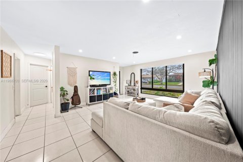 Casa en venta en Hialeah, Florida, 4 dormitorios, 176.98 m2 № 2031715 - foto 6