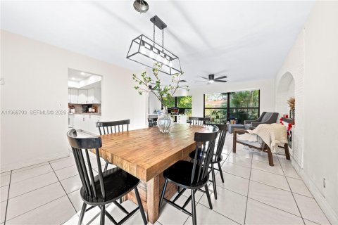 Casa en venta en Hialeah, Florida, 4 dormitorios, 176.98 m2 № 2031715 - foto 8