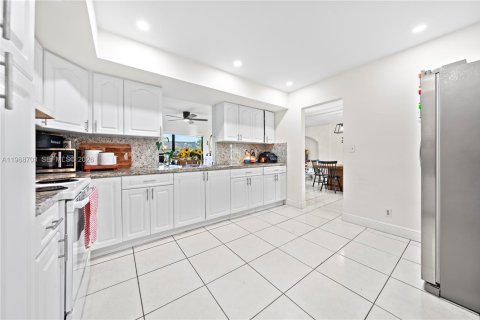Casa en venta en Hialeah, Florida, 4 dormitorios, 176.98 m2 № 2031715 - foto 10