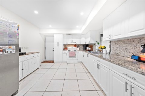 Casa en venta en Hialeah, Florida, 4 dormitorios, 176.98 m2 № 2031715 - foto 9