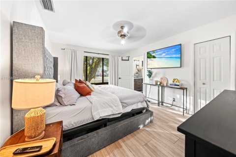Casa en venta en Hialeah, Florida, 4 dormitorios, 176.98 m2 № 2031715 - foto 13