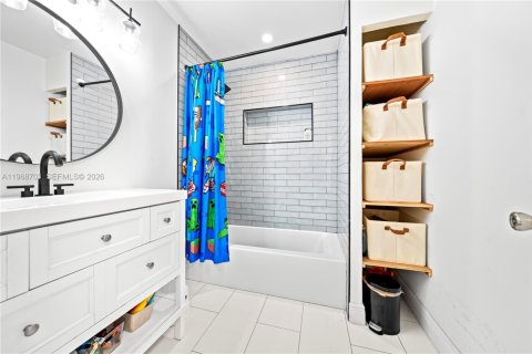 Casa en venta en Hialeah, Florida, 4 dormitorios, 176.98 m2 № 2031715 - foto 18