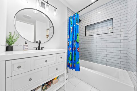 Casa en venta en Hialeah, Florida, 4 dormitorios, 176.98 m2 № 2031715 - foto 19
