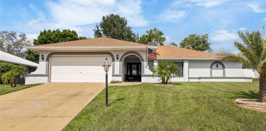 Casa en Spring Hill, Florida 3 dormitorios, 182.92 m2 № 1899885