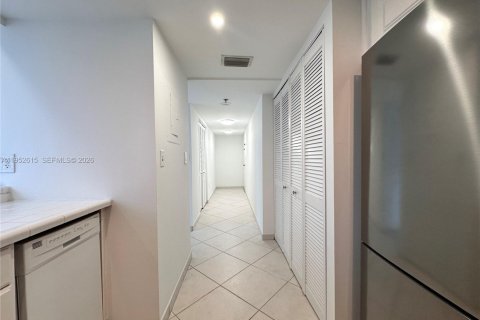 Condominio en alquiler en Miami, Florida, 1 dormitorio, 72.46 m2 № 2010380 - foto 3
