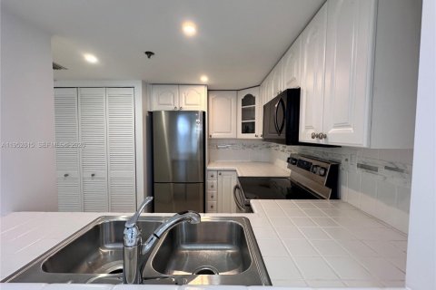 Condominio en alquiler en Miami, Florida, 1 dormitorio, 72.46 m2 № 2010380 - foto 2