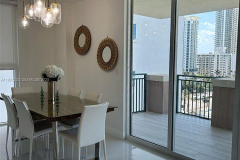 Condo in Sunny Isles Beach, Florida, 3 bedrooms  № 2076802 - photo 2