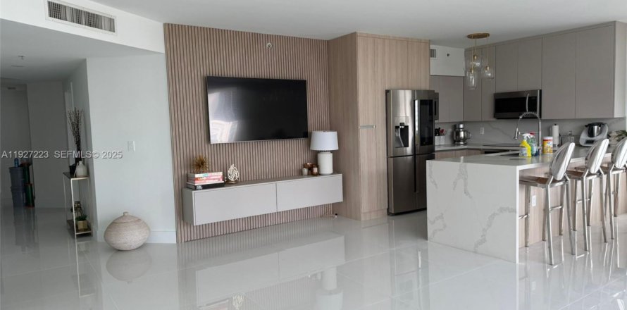 Condo in Sunny Isles Beach, Florida, 3 bedrooms  № 2076802
