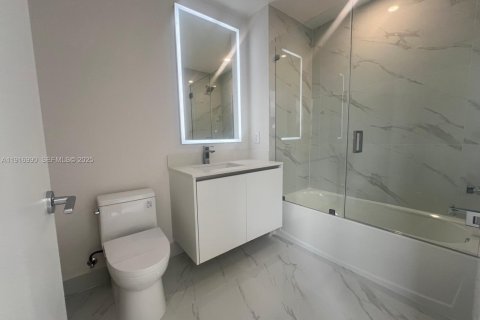 Condominio en alquiler en Miami, Florida, 5 dormitorios, 278.34 m2 № 1991851 - foto 12