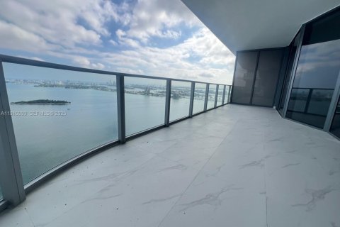 Condominio en alquiler en Miami, Florida, 5 dormitorios, 278.34 m2 № 1991851 - foto 2