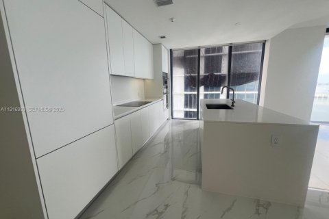 Condominio en alquiler en Miami, Florida, 5 dormitorios, 278.34 m2 № 1991851 - foto 4