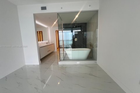 Condominio en alquiler en Miami, Florida, 5 dormitorios, 278.34 m2 № 1991851 - foto 18