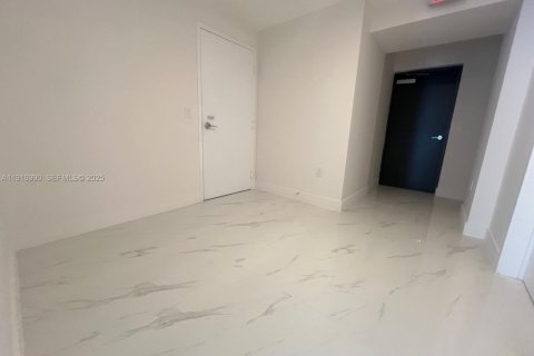 Condominio en alquiler en Miami, Florida, 5 dormitorios, 278.34 m2 № 1991851 - foto 5