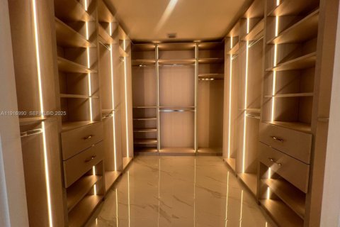 Condominio en alquiler en Miami, Florida, 5 dormitorios, 278.34 m2 № 1991851 - foto 16