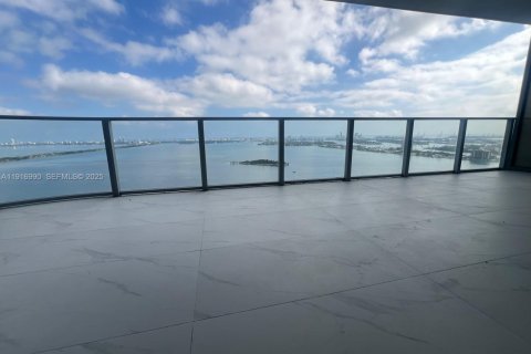 Condominio en alquiler en Miami, Florida, 5 dormitorios, 278.34 m2 № 1991851 - foto 7