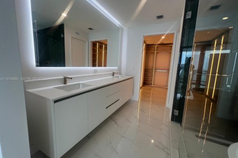 Condominio en alquiler en Miami, Florida, 5 dormitorios, 278.34 m2 № 1991851 - foto 17
