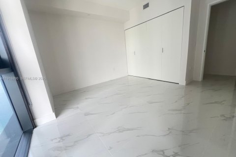 Condominio en alquiler en Miami, Florida, 5 dormitorios, 278.34 m2 № 1991851 - foto 13