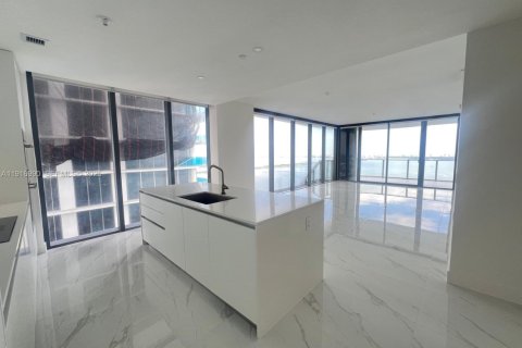 Condominio en alquiler en Miami, Florida, 5 dormitorios, 278.34 m2 № 1991851 - foto 3