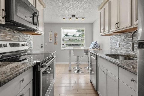 Commercial property in Holmes Beach, Florida 4 bedrooms, 161.46 sq.m. № 1687780 - photo 9