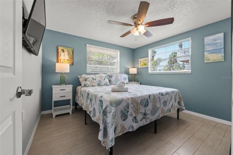 Commercial property in Holmes Beach, Florida 4 bedrooms, 161.46 sq.m. № 1687780 - photo 13