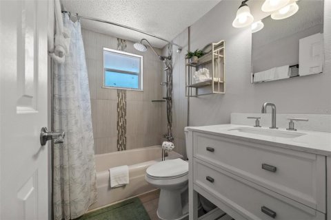 Commercial property in Holmes Beach, Florida 4 bedrooms, 161.46 sq.m. № 1687780 - photo 17