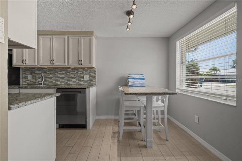 Commercial property in Holmes Beach, Florida 4 bedrooms, 161.46 sq.m. № 1687780 - photo 25