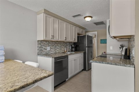 Commercial property in Holmes Beach, Florida 4 bedrooms, 161.46 sq.m. № 1687780 - photo 8
