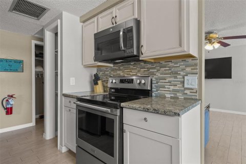 Commercial property in Holmes Beach, Florida 4 bedrooms, 161.46 sq.m. № 1687780 - photo 11