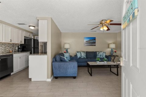 Commercial property in Holmes Beach, Florida 4 bedrooms, 161.46 sq.m. № 1687780 - photo 4
