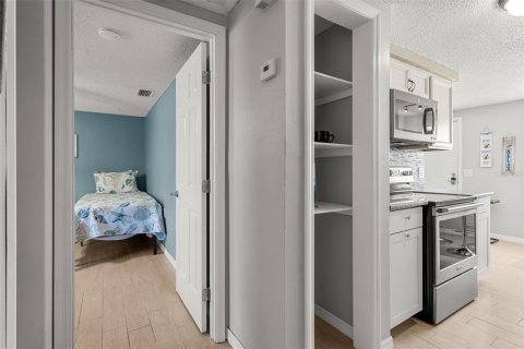 Commercial property in Holmes Beach, Florida 4 bedrooms, 161.46 sq.m. № 1687780 - photo 12