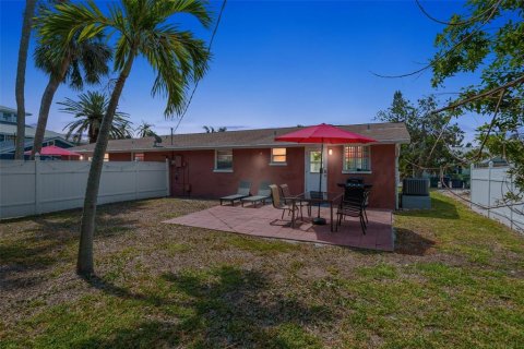 Commercial property in Holmes Beach, Florida 4 bedrooms, 161.46 sq.m. № 1687780 - photo 21