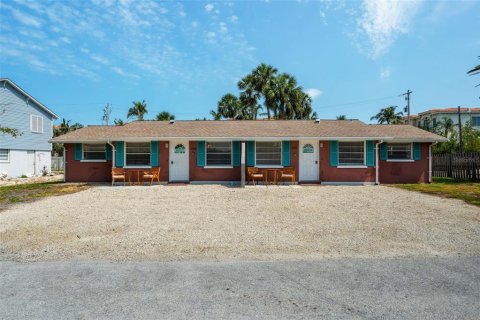 Commercial property in Holmes Beach, Florida 4 bedrooms, 161.46 sq.m. № 1687780 - photo 1