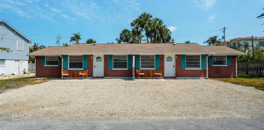 Commercial property in Holmes Beach, Florida 4 bedrooms, 161.46 sq.m. № 1687780