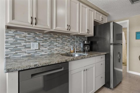 Commercial property in Holmes Beach, Florida 4 bedrooms, 161.46 sq.m. № 1687780 - photo 10