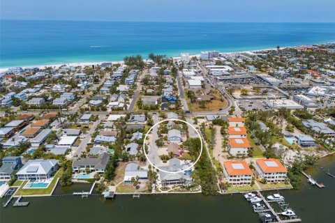 Commercial property in Holmes Beach, Florida 4 bedrooms, 161.46 sq.m. № 1687780 - photo 2