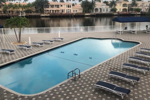 Condo in Hollywood, Florida, 2 bedrooms  № 2027085 - photo 11